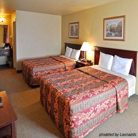 Hilltop Inn&Suites Greenbrier Rom bilde